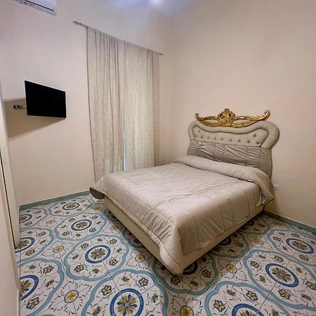 Beb Rosy Bed & Breakfast เนเปิลส์ ภายนอก รูปภาพ