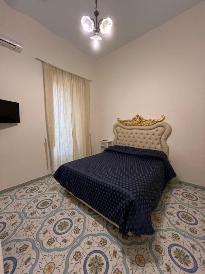 Beb Rosy Bed & Breakfast เนเปิลส์ ภายนอก รูปภาพ