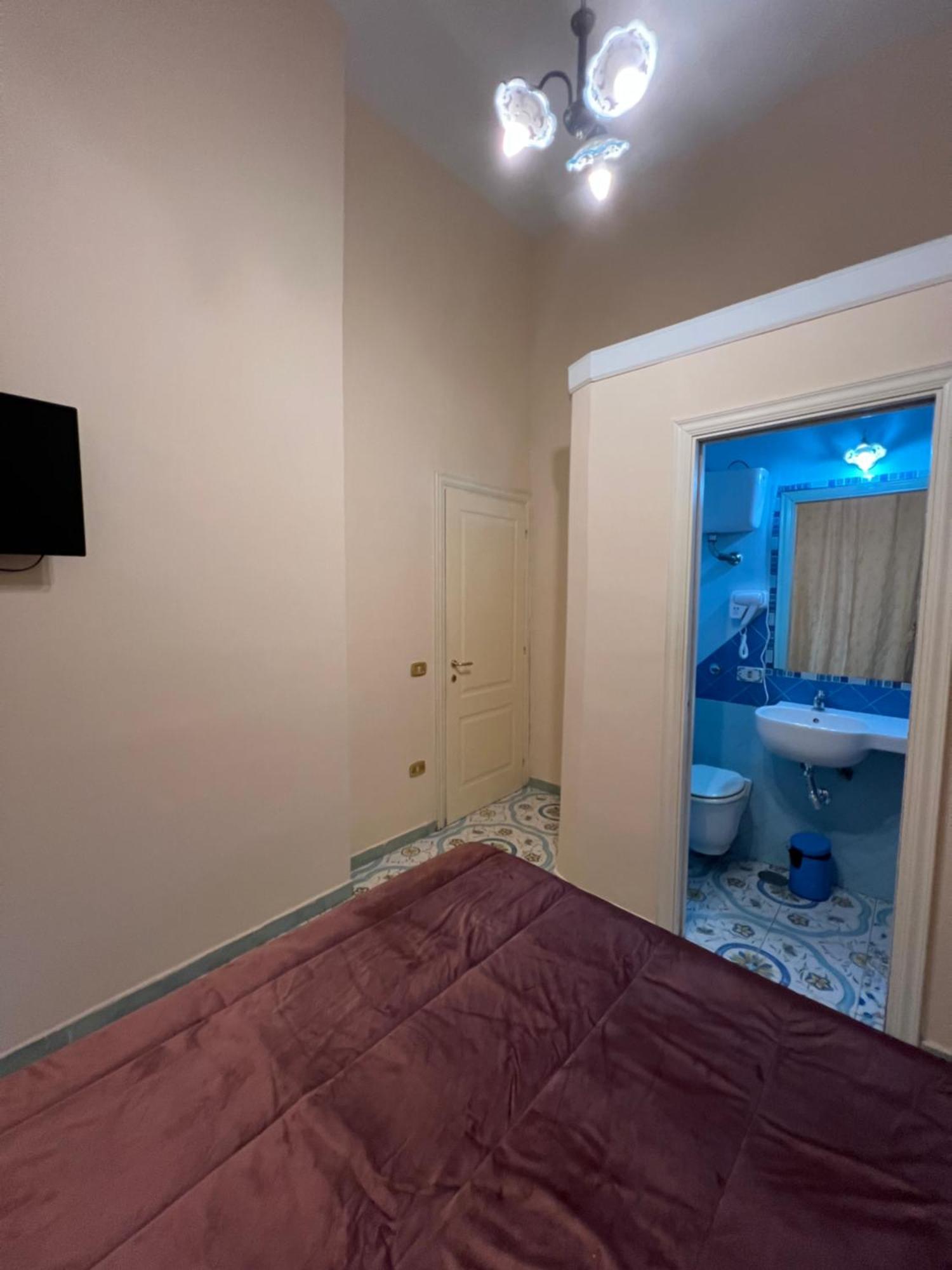 Beb Rosy Bed & Breakfast เนเปิลส์ ภายนอก รูปภาพ