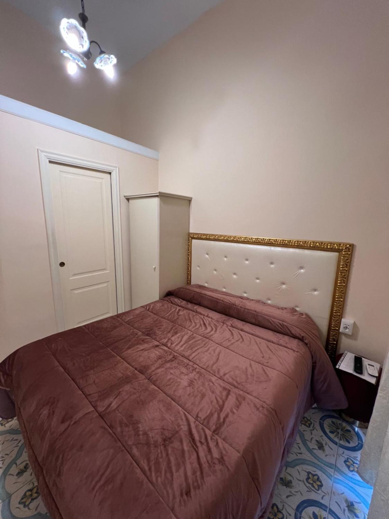 Beb Rosy Bed & Breakfast เนเปิลส์ ภายนอก รูปภาพ