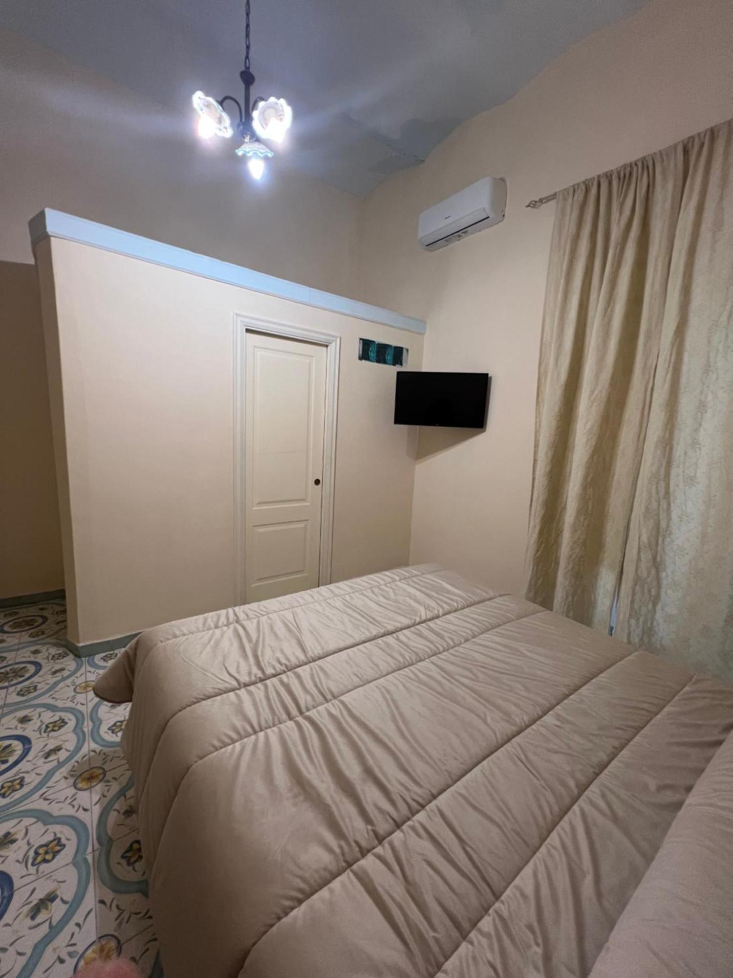 Beb Rosy Bed & Breakfast เนเปิลส์ ภายนอก รูปภาพ