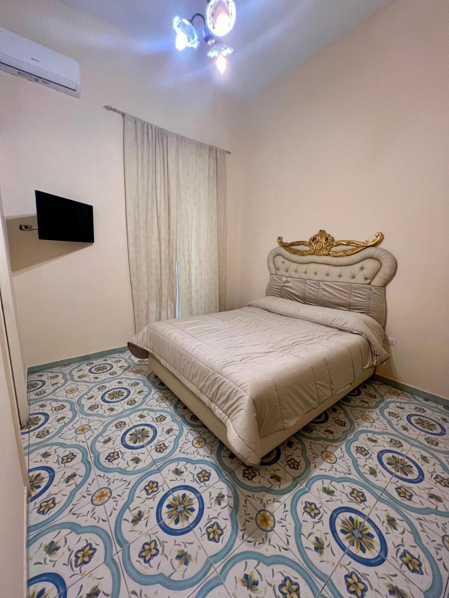 Beb Rosy Bed & Breakfast เนเปิลส์ ภายนอก รูปภาพ